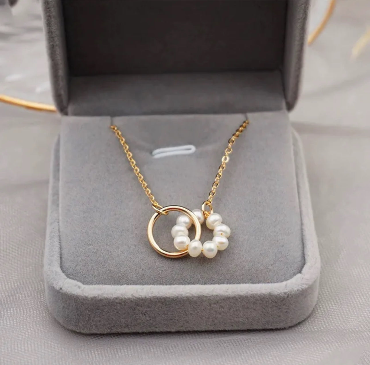 Collar con detalle de perlas